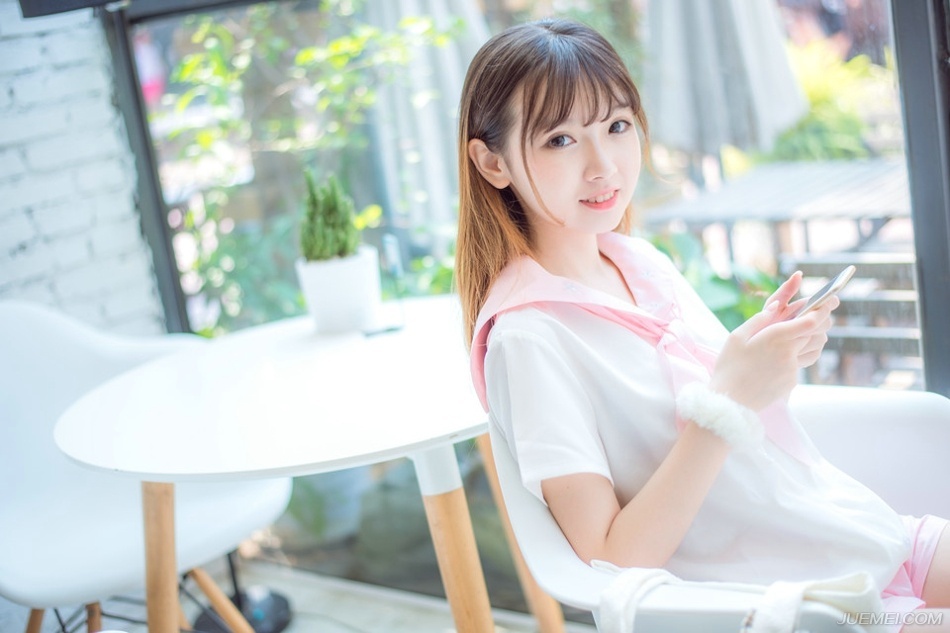 熟悉的歌久了不唱就忘了，再熟悉的人不联系也变得陌生了。